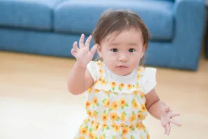 逆さバイバイとは?自閉症スペクトラムとの関係と対応